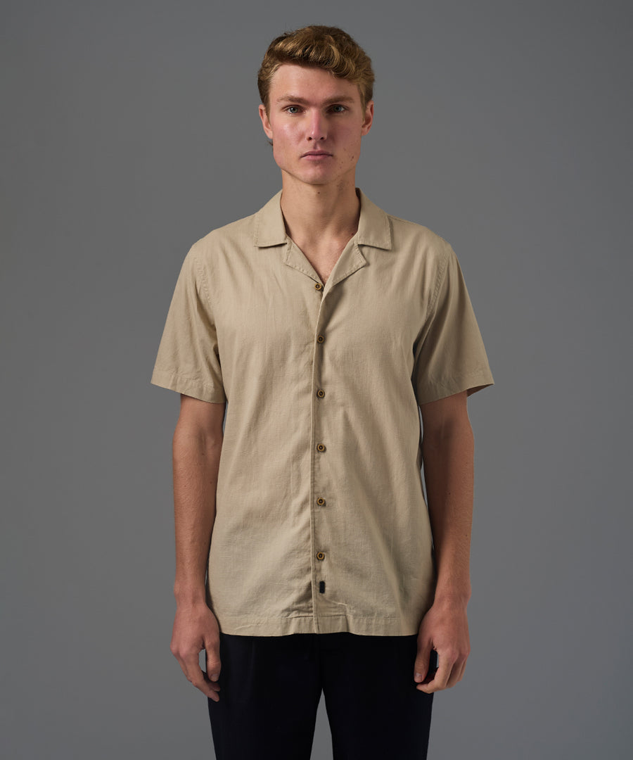 CAMISA MANGA CORTA LOOK LINO CUELLO RESORT CLASSIC FIT BEIGE PV26