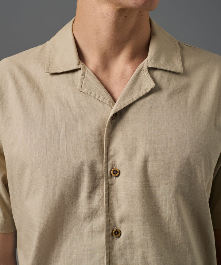 CAMISA MANGA CORTA LOOK LINO CUELLO RESORT CLASSIC FIT BEIGE PV26