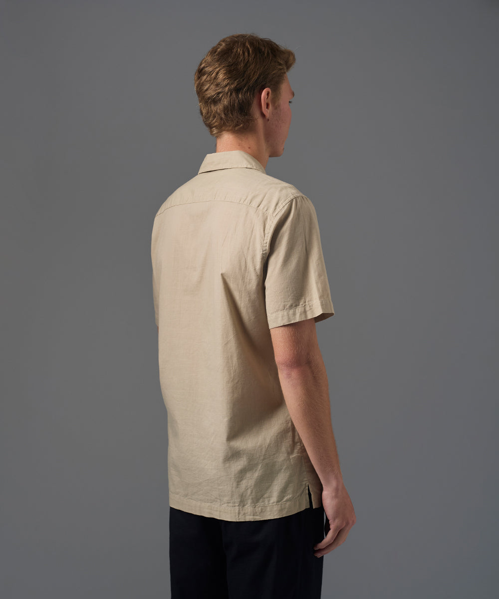 CAMISA MANGA CORTA LOOK LINO CUELLO RESORT CLASSIC FIT BEIGE PV26