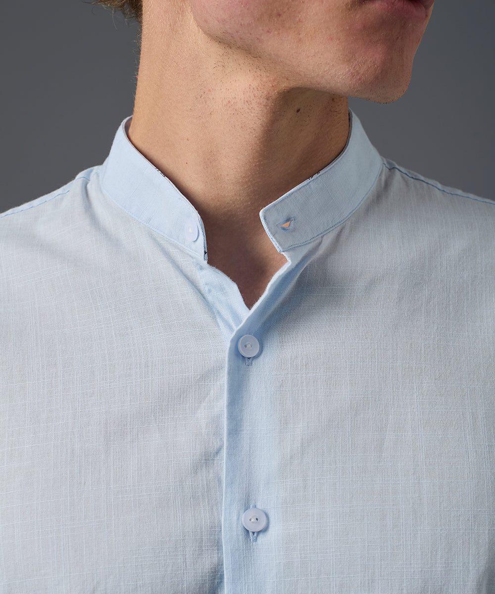 CAMISA MANGA LARGA CASUAL CUELLO STAND UP CLASSIC FIT CELESTE PV26