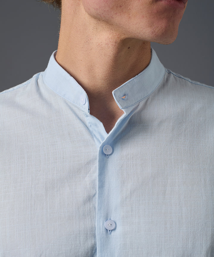 CAMISA MANGA LARGA CASUAL CUELLO STAND UP CLASSIC FIT CELESTE PV26