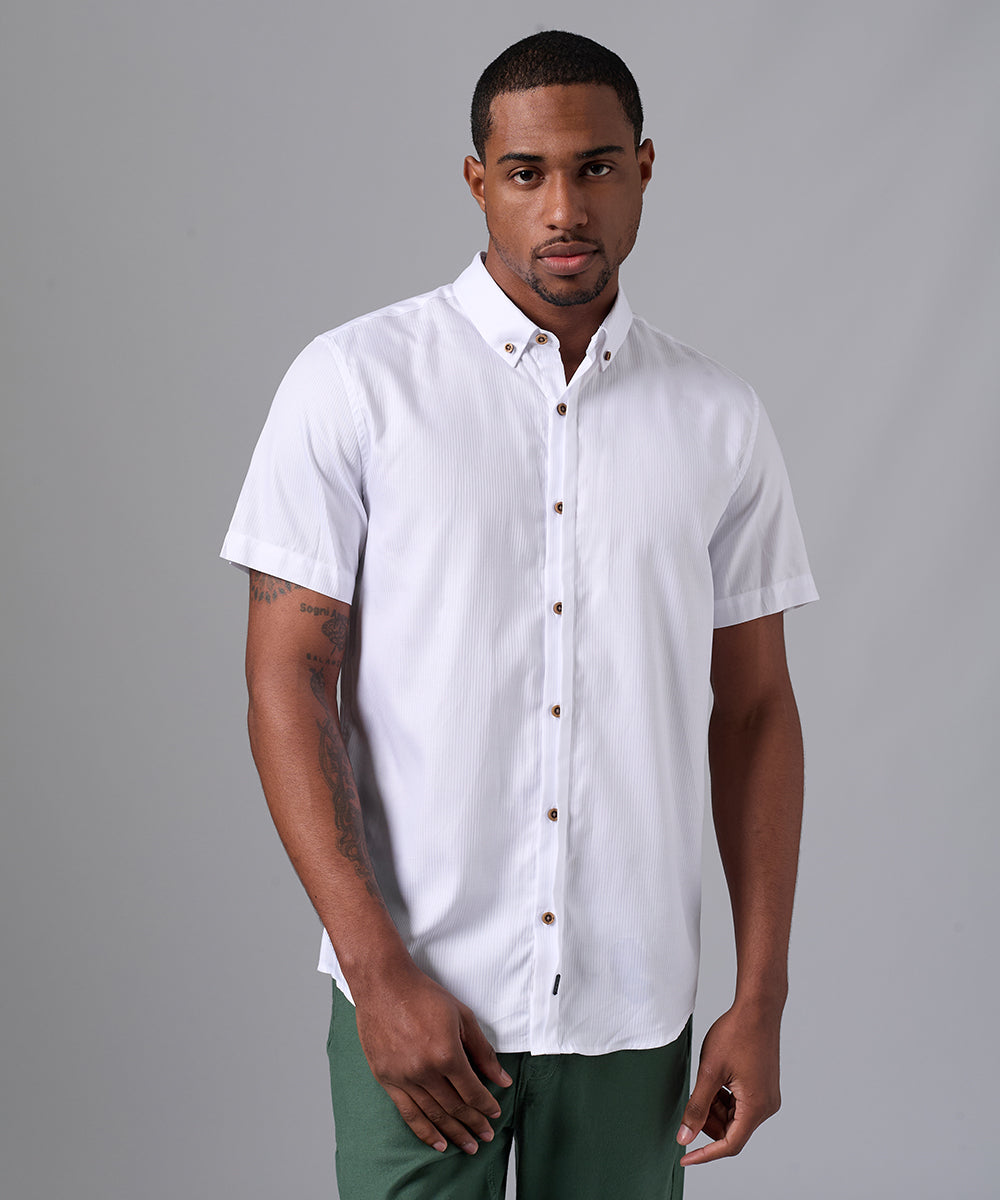 CAMISA MANGA CORTA CASUAL PECHERA SEMI ESCONDIDA CLASSIC FIT BLANCO PV25