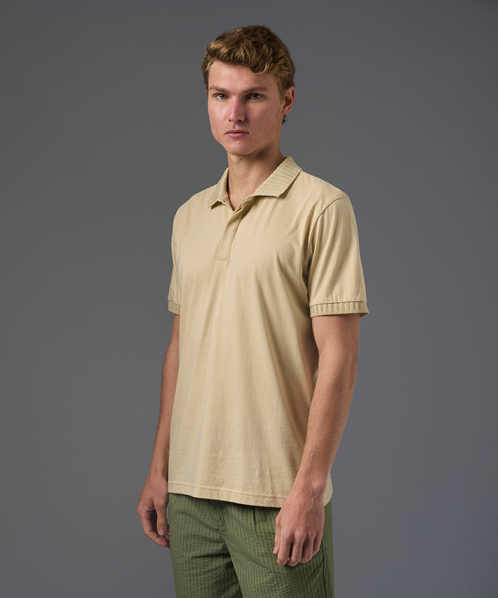 POLO MANGA CORTA JERSEY CUELLO BOX RECTILINEO BEIGE PV26