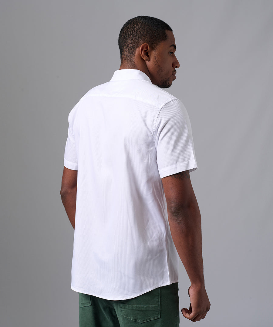 CAMISA MANGA CORTA CASUAL PECHERA SEMI ESCONDIDA CLASSIC FIT BLANCO PV25