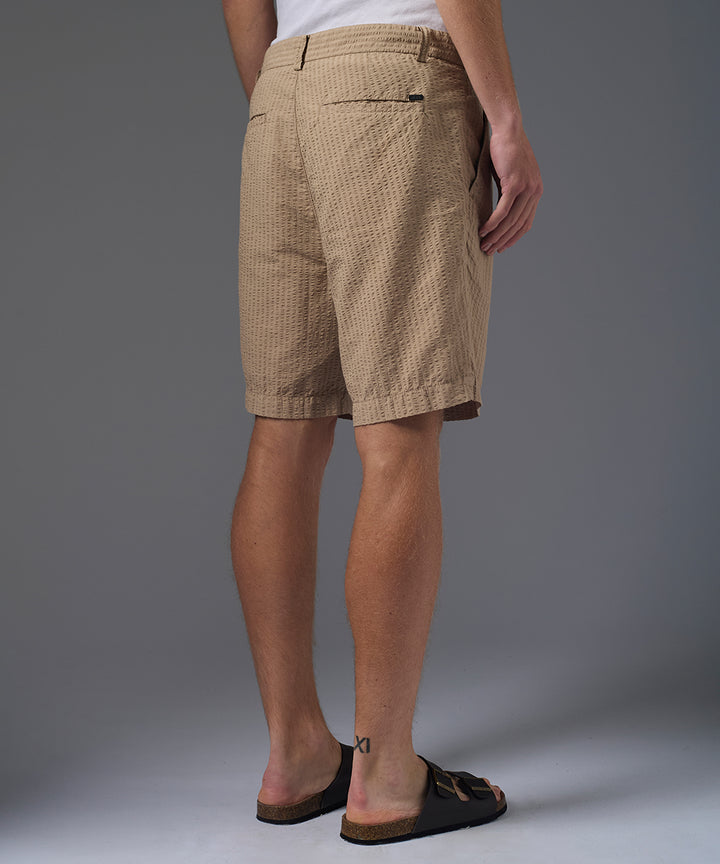 BERMUDA SEER SUCKER SLIM FIT AVELLANA PV26
