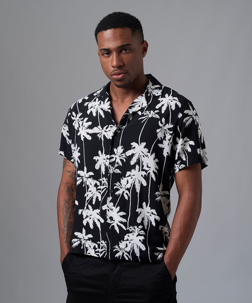 CAMISA MANGA CORTA CASUAL CUELLO RESORT ESTAMPADO CLASSIC FIT NEGRO ESTAMPADO PV25