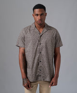 CAMISA MANGA CORTA CASUAL CUELLO RESORT CLASSIC FIT BEIGE ESTAMPADO PV25