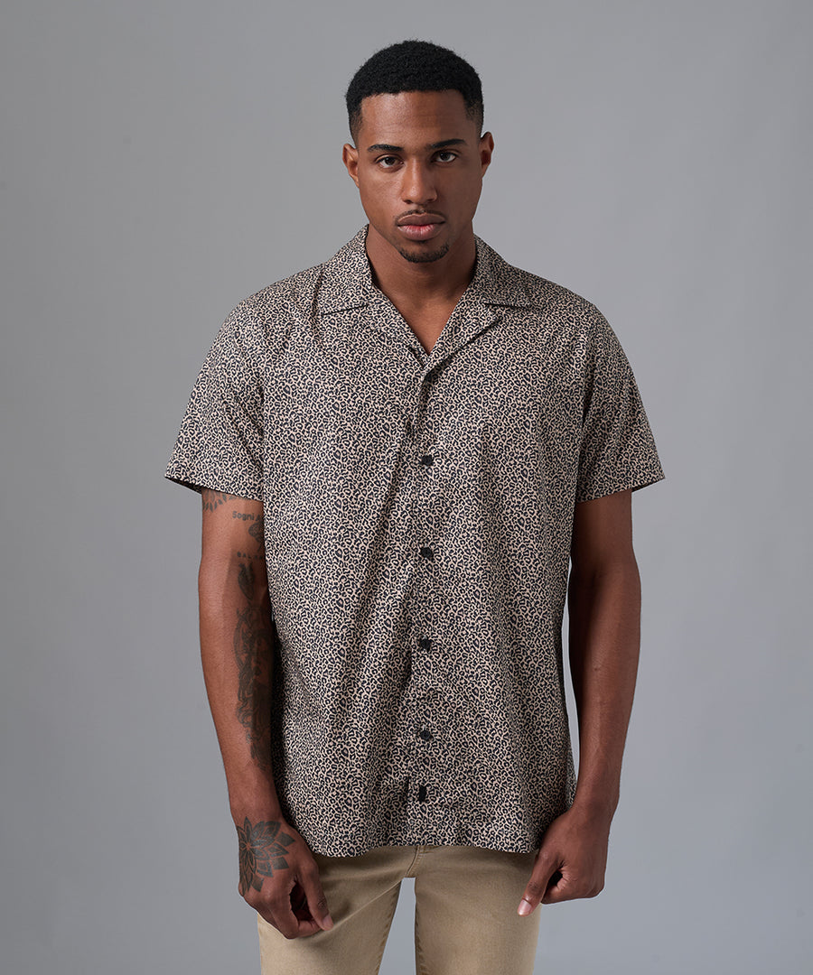 CAMISA MANGA CORTA CASUAL CUELLO RESORT CLASSIC FIT BEIGE ESTAMPADO PV25