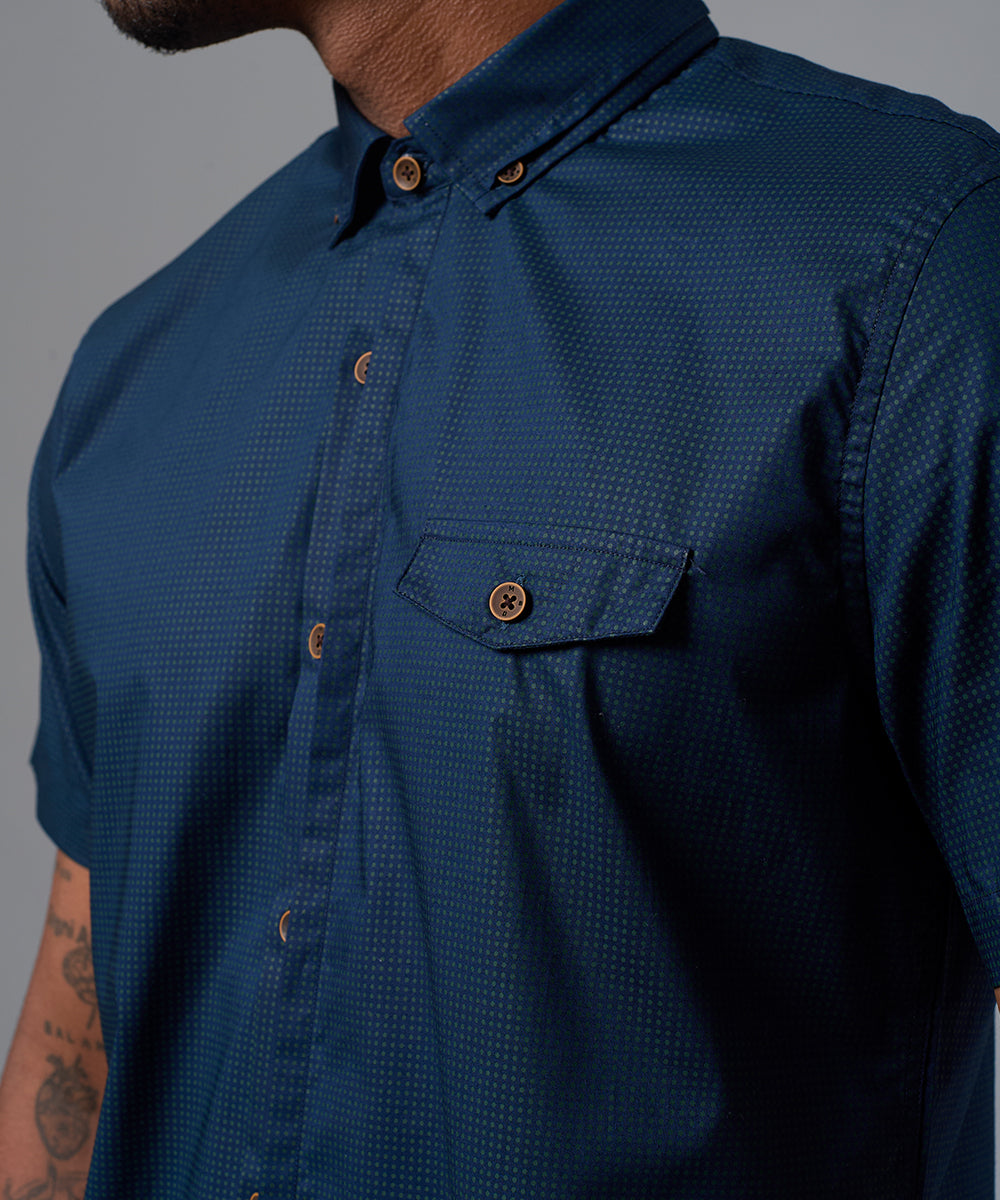 CAMISA MANGA CORTA CASUAL MEDIA PECHERA OCULTA CLASSIC FIT AZUL ESTAMPADO PV25