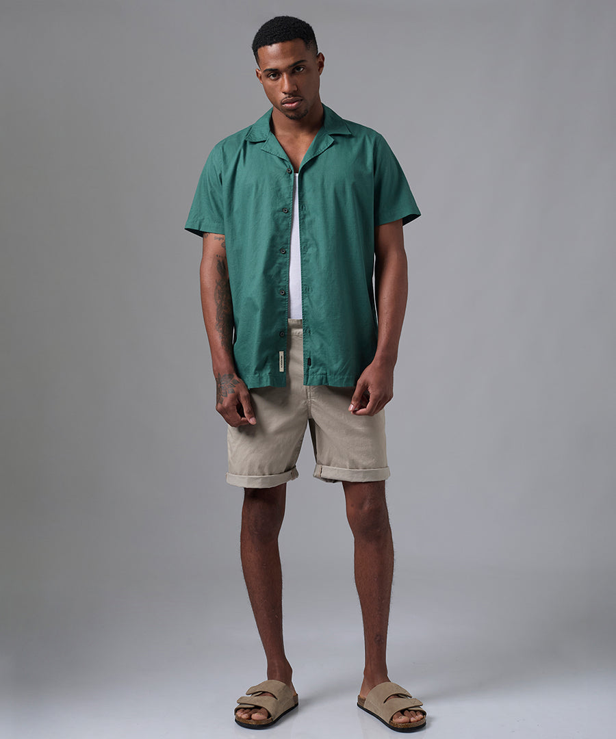CAMISA MANGA CORTA CASUAL CUELLO RESORT CLASSIC FIT VERDE BOTELLA PV25