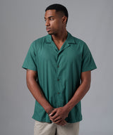 CAMISA MANGA CORTA CASUAL CUELLO RESORT CLASSIC FIT VERDE BOTELLA PV25