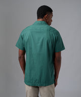 CAMISA MANGA CORTA CASUAL CUELLO RESORT CLASSIC FIT VERDE BOTELLA PV25