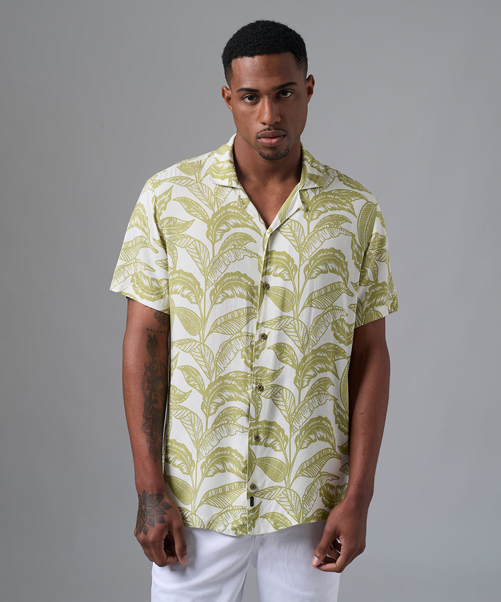 CAMISA MANGA CORTA CASUAL CUELLO RESORT ESTAMPADO CLASSIC FIT VERDE PV25