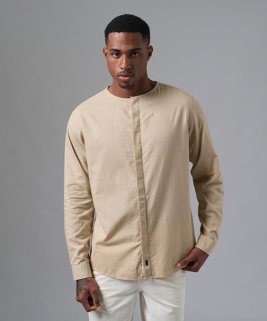 CAMISA MANGA LARGA CASUAL LOOK LINO CR SIN CUELLO CLASSIC FIT BEIGE PV25