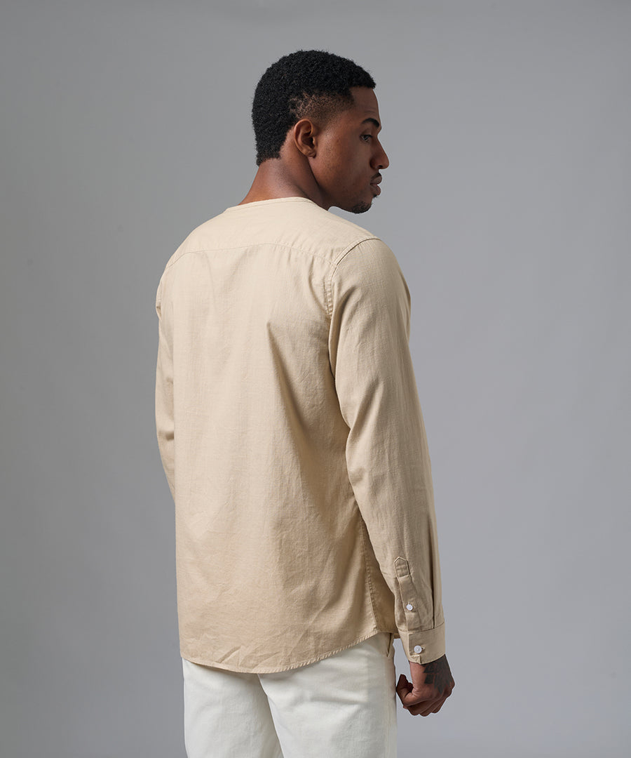CAMISA MANGA LARGA CASUAL LOOK LINO CR SIN CUELLO CLASSIC FIT BEIGE PV25