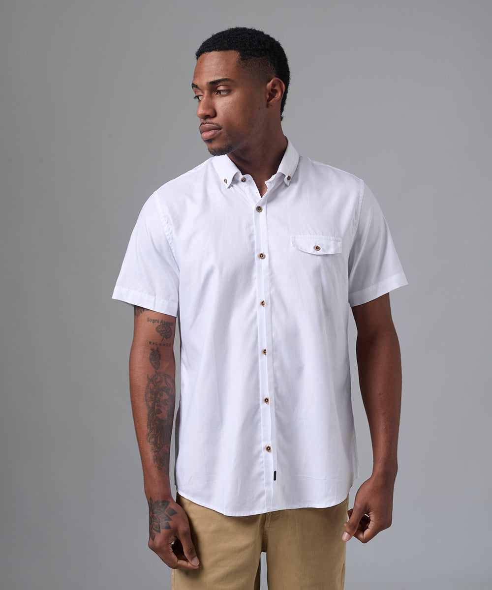 CAMISA MANGA CORTA CASUAL MEDIA PECHERA OCULTA CLASSIC FIT BLANCO PV25