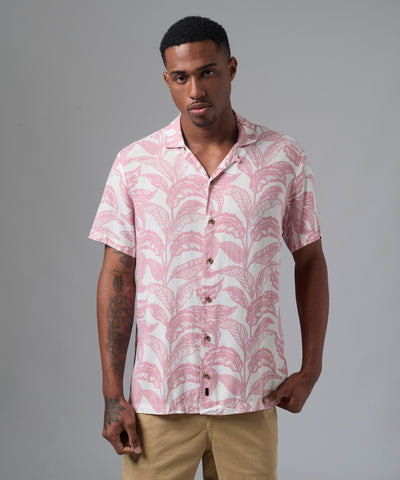 CAMISA MANGA CORTA CASUAL CUELLO RESORT ESTAMPADO CLASSIC FIT ROSA PV25