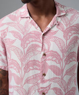 CAMISA MANGA CORTA CASUAL CUELLO RESORT ESTAMPADO CLASSIC FIT ROSA PV25
