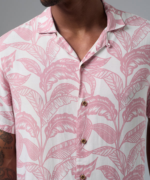 CAMISA MANGA CORTA CASUAL CUELLO RESORT ESTAMPADO CLASSIC FIT ROSA PV25