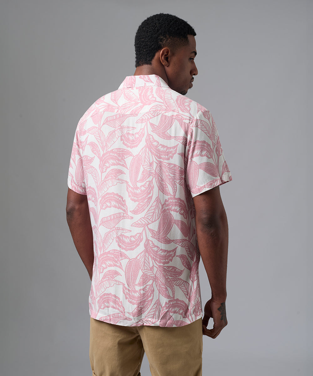 CAMISA MANGA CORTA CASUAL CUELLO RESORT ESTAMPADO CLASSIC FIT ROSA PV25