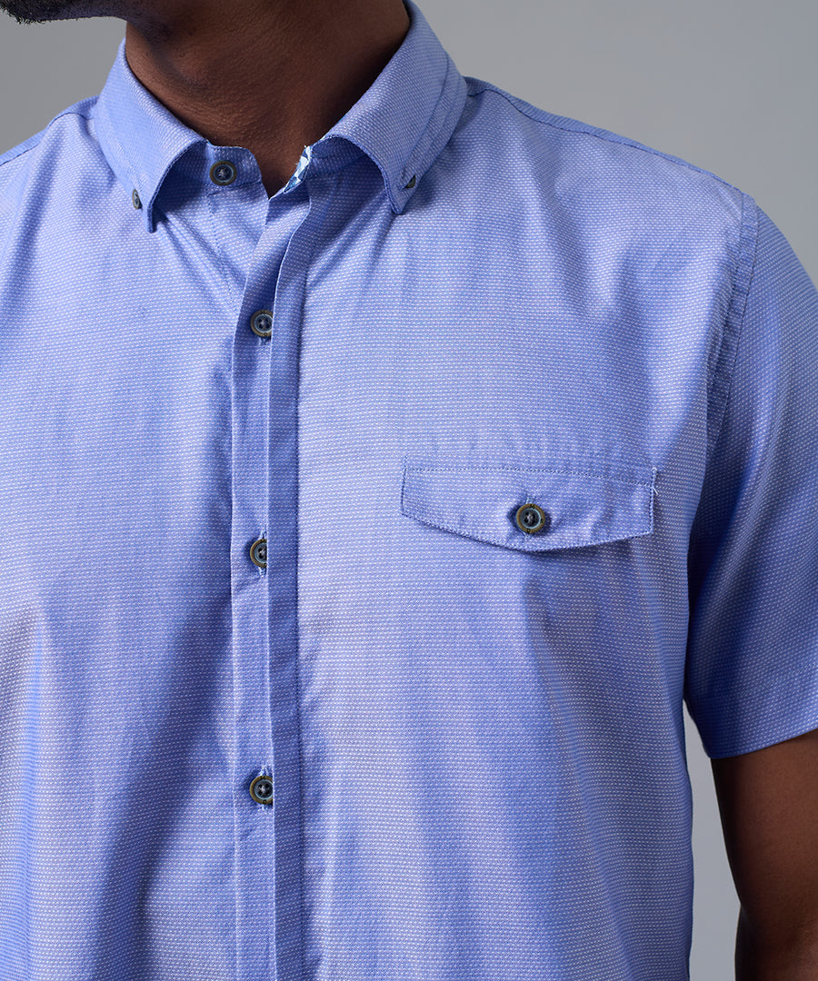 CAMISA MANGA CORTA CASUAL MEDIA PECHERA OCULTA CLASSIC FIT CELESTE PV25
