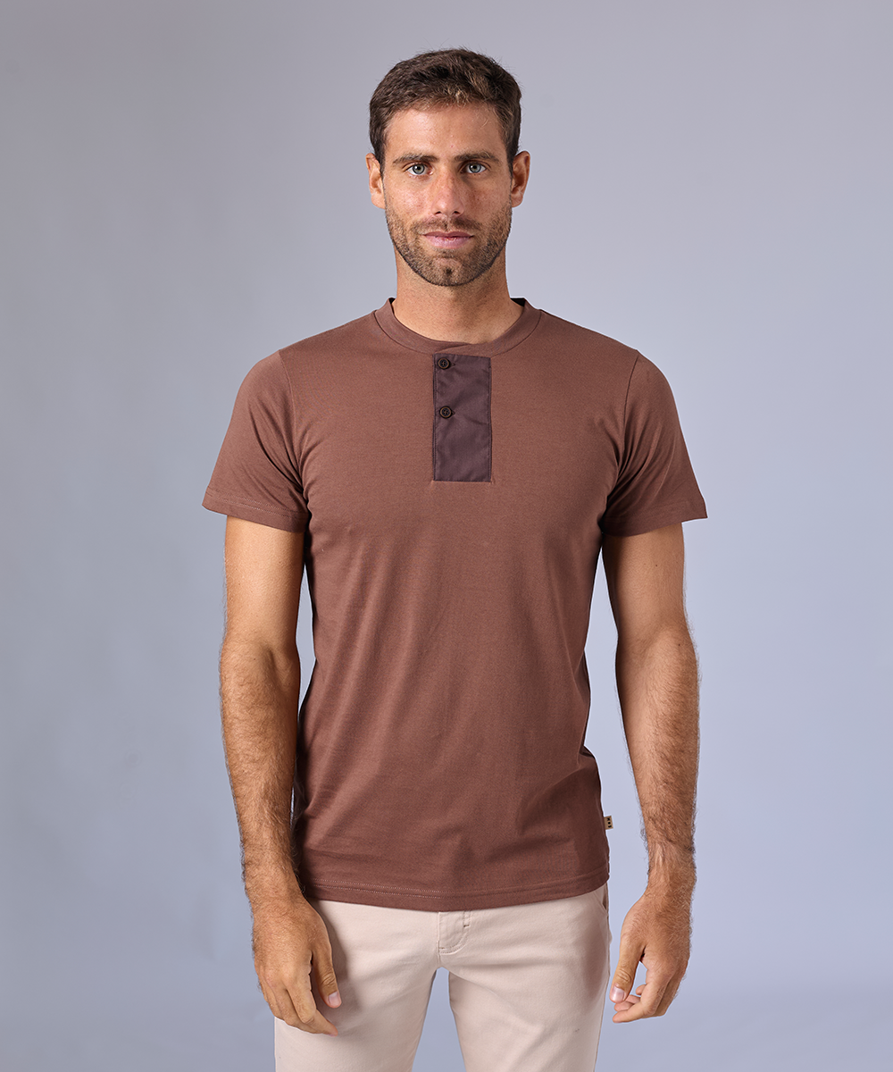 POLO MANGA CORTA JERSEY CON PECHERA MARRON OI24