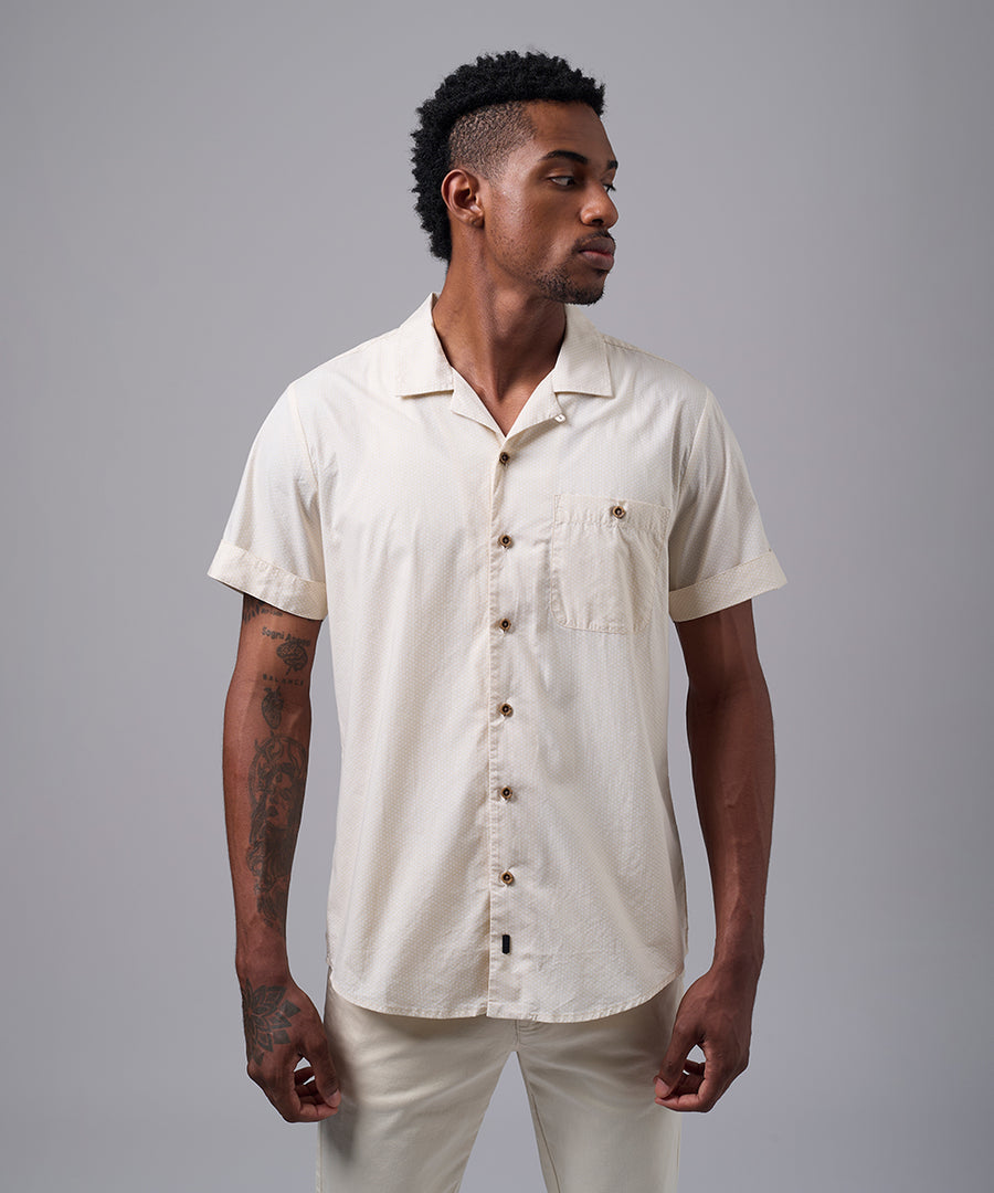 CAMISA MANGA CORTA CASUAL BOLSILLO CON BOTON SLIM FIT BEIGE ESTAMPADO OI25