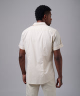 CAMISA MANGA CORTA CASUAL BOLSILLO CON BOTON SLIM FIT BEIGE ESTAMPADO OI25