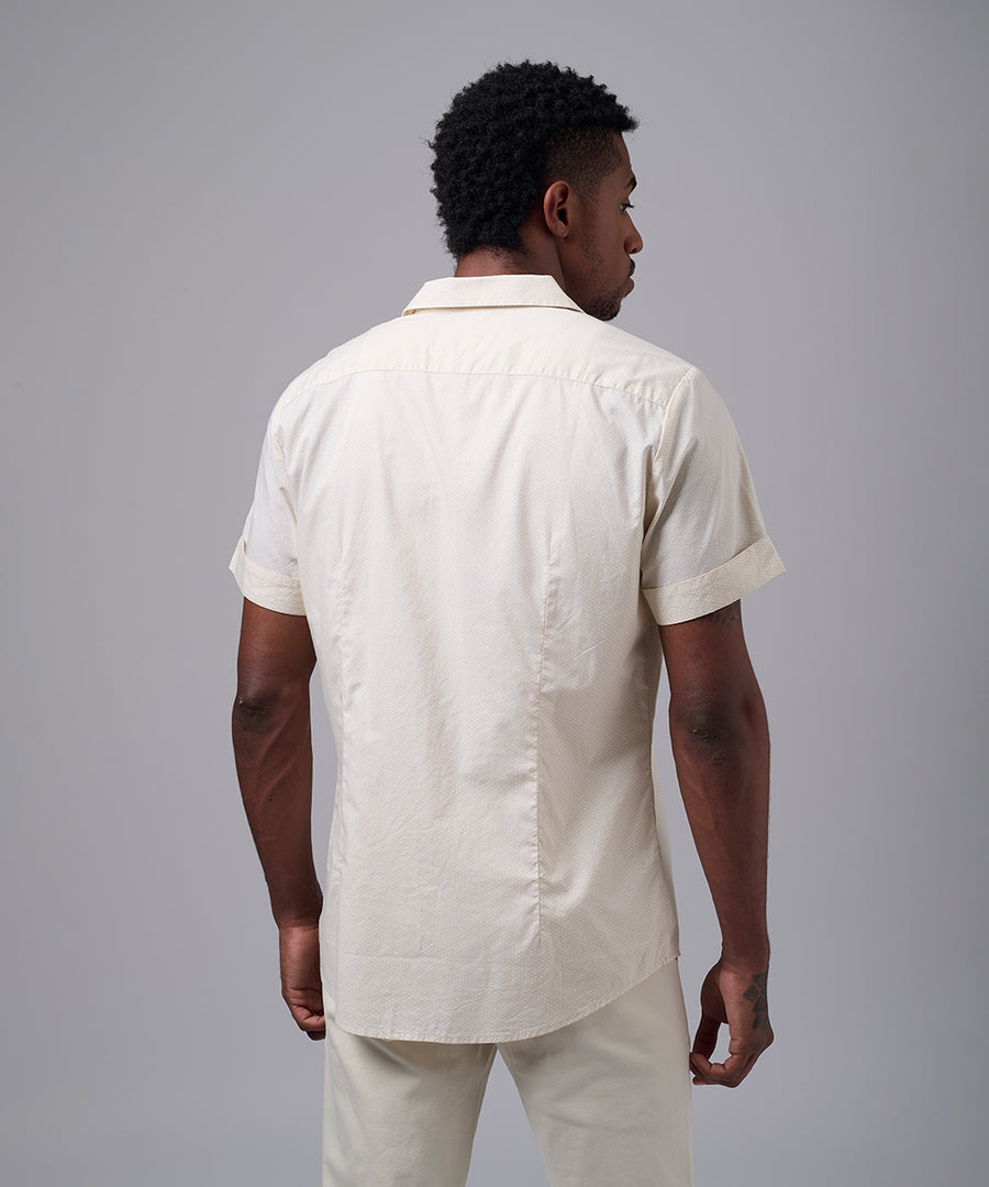 CAMISA MANGA CORTA CASUAL BOLSILLO CON BOTON SLIM FIT BEIGE ESTAMPADO OI25