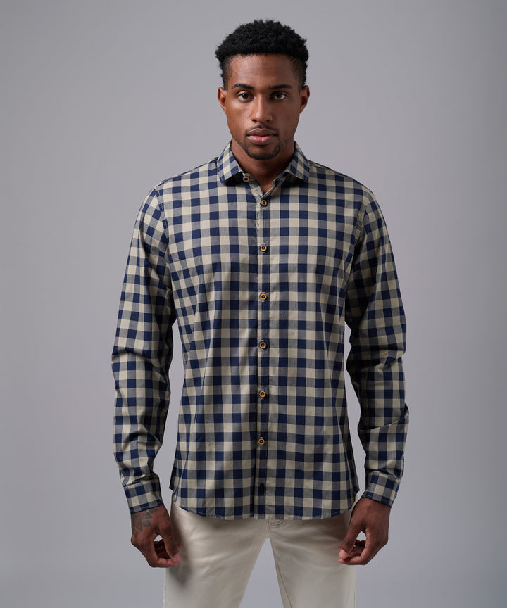 CAMISA MANGA LARGA PECHERA OJAL CLASSIC FIT BEIGE ESTAMPADO OI25