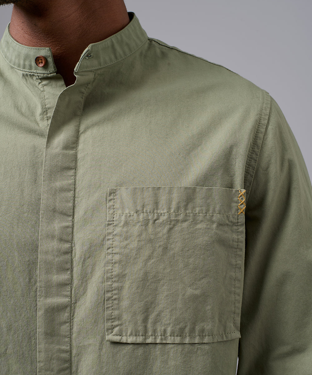 CAMISA MANGA LARGA DRILL CUELLO NERU C.BOTON CLASSIC FIT VERDE OI25