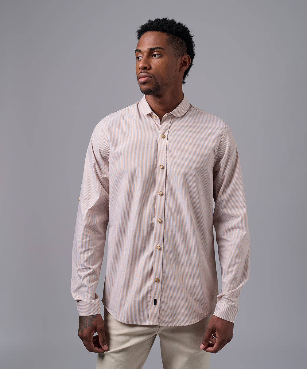 CAMISA MANGA LARGA CUELLO CORTO REDONDEADO SLIM FIT CAMELLO OI25