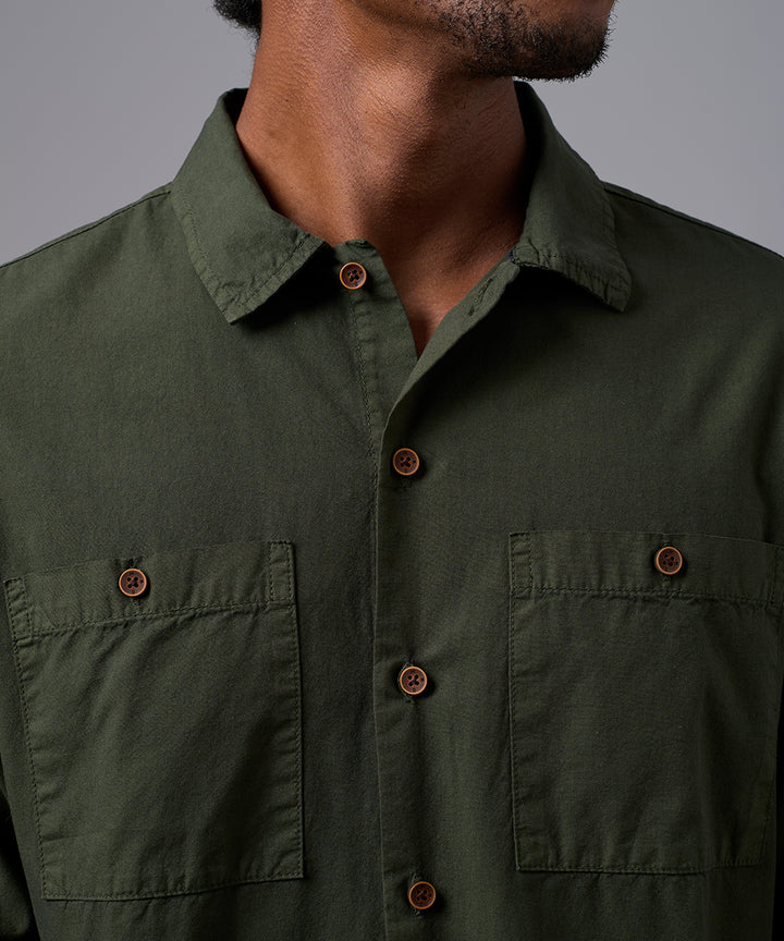 CAMISA MANGA LARGA TAFETA DOBLE BOLSILLO CLASSIC FIT VERDE OI25