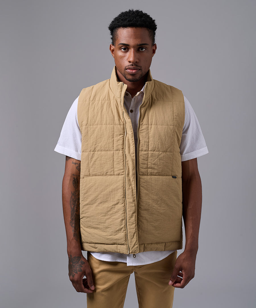 CHALECO IMPERMEABLE CUELLO REGULAR CAMELLO OI25