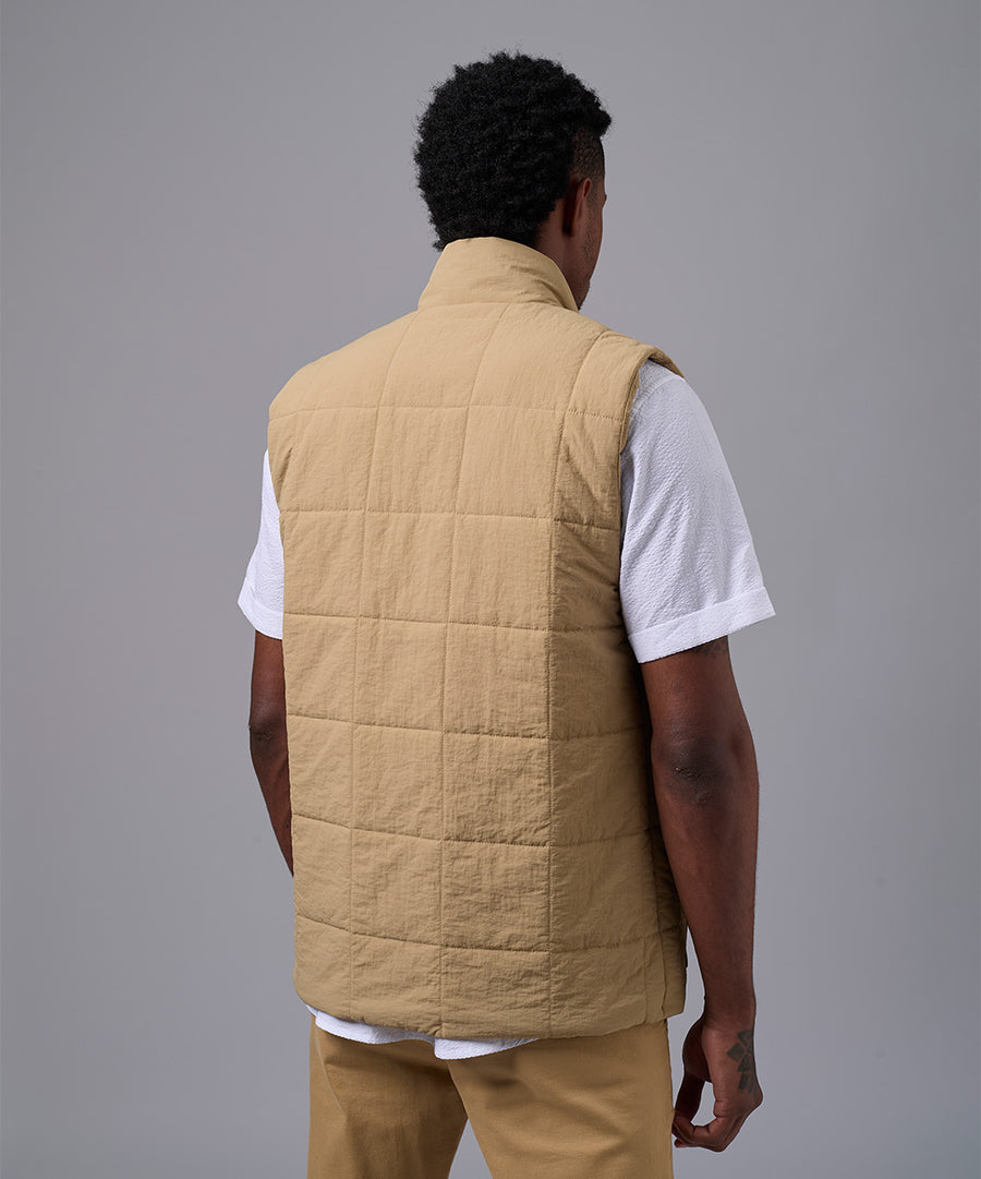 CHALECO IMPERMEABLE CUELLO REGULAR CAMELLO OI25