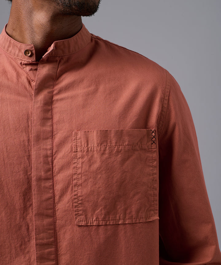 CAMISA MANGA LARGA DRILL CUELLO NERU C.BOTON CLASSIC FIT TERRACOTA OI25