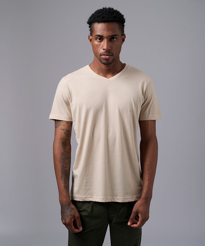POLO MANGA CORTA BASICO CUELLO V BEIGE OI25