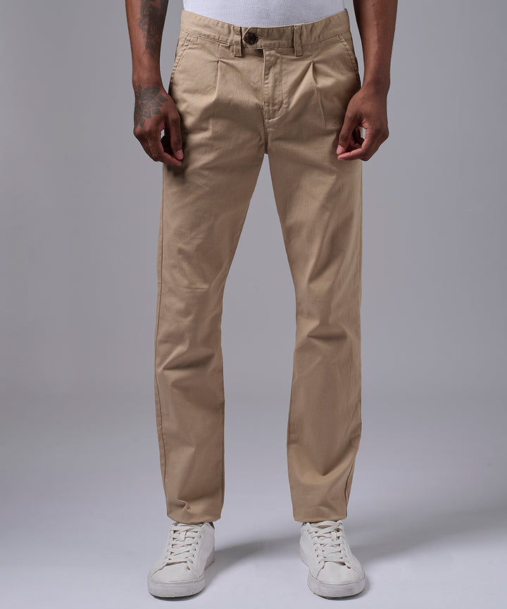 PANTALON DRILL CON PLIEGUE SLIM FIT MARRON CLARO OI25