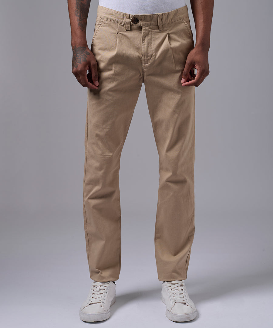 PANTALON DRILL CON PLIEGUE SLIM FIT MARRON CLARO OI25