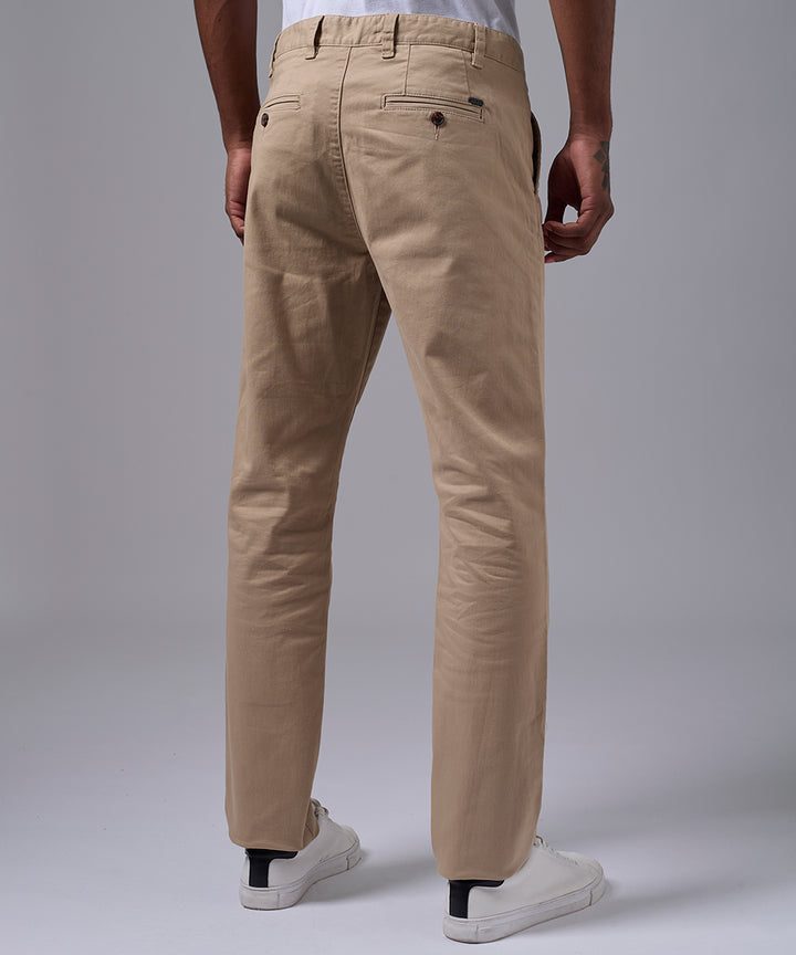 PANTALON DRILL CON PLIEGUE SLIM FIT MARRON CLARO OI25