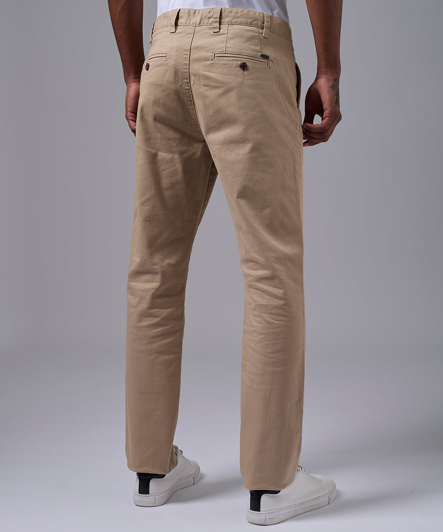PANTALON DRILL CON PLIEGUE SLIM FIT MARRON CLARO OI25