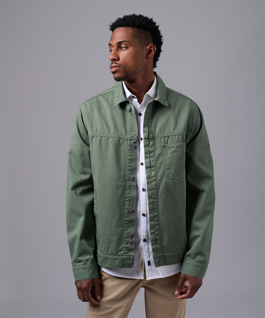 CASACA DENIM PECHERA OJAL SOBRETEÑIDO VERDE OI25