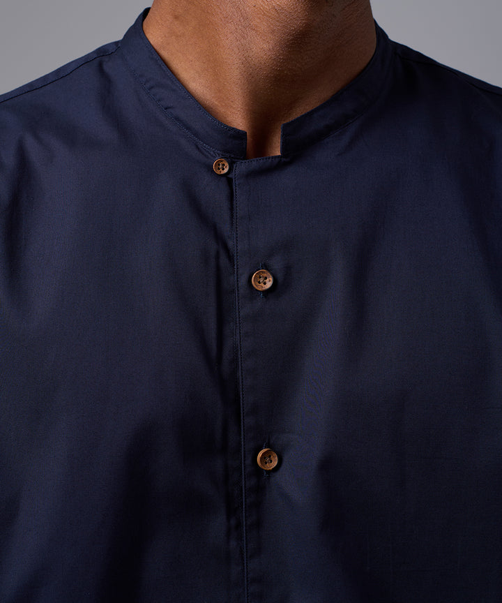 CAMISA MANGA LARGA CUELLO NERÚ RECTO SLIM FIT AZUL MARINO OI25