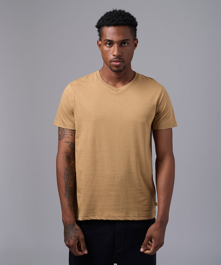 POLO MANGA CORTA BASICO CUELLO V CAMELLO OI25