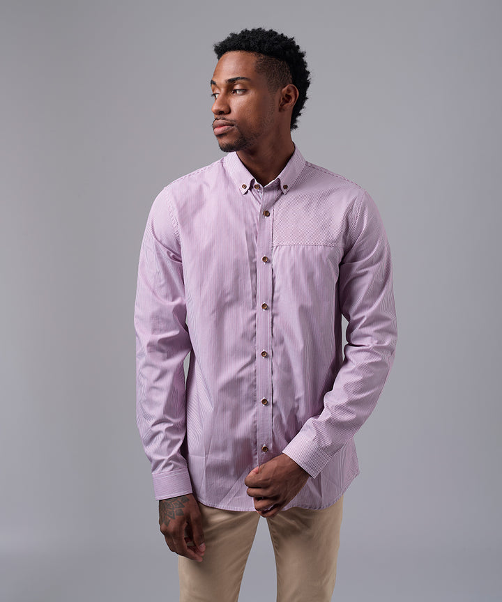 CAMISA MANGA LARGA CUELLO CON APLICACION BUTTON DOWN SLIM FIT GUINDA C/RAYAS OI25