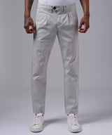 PANTALON DRILL CON PLIEGUE SLIM FIT GRIS OI25