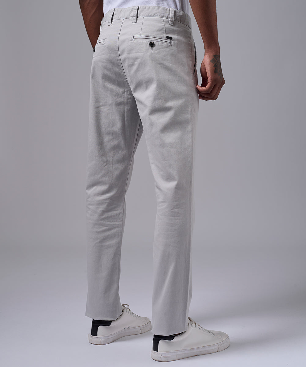 PANTALON DRILL CON PLIEGUE SLIM FIT GRIS OI25