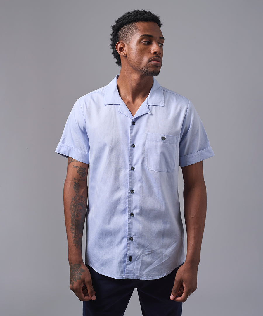 CAMISA MANGA CORTA CASUAL BOLSILLO CON BOTON SLIM FIT CELESTE OI25