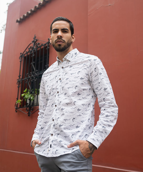 CAMISA MANGA LARGA CLASSIC FIT OI23 BLANCO ESTAMPADO TIBURONES X EMILY LAFOSSE