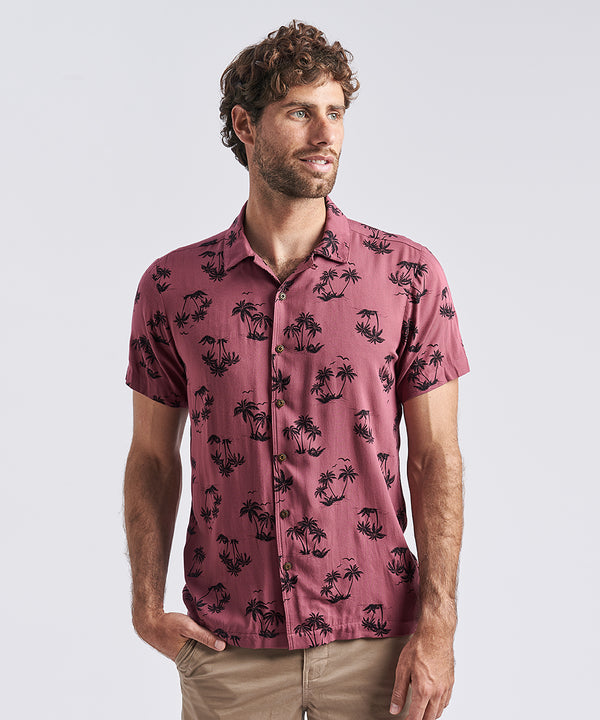 CAMISA MANGA CORTA CUELLO RESORT ESTAMPADO CLASSIC FIT GUINDA PV24
